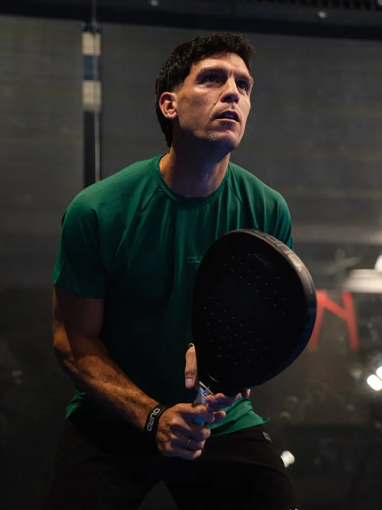 Jugadores de pádel con ropa y palas QUAD